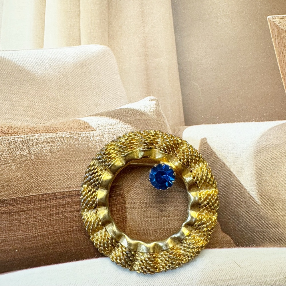 Vintage Blue Rhinestone Gold Tone Mesh Chain Round Brooch
